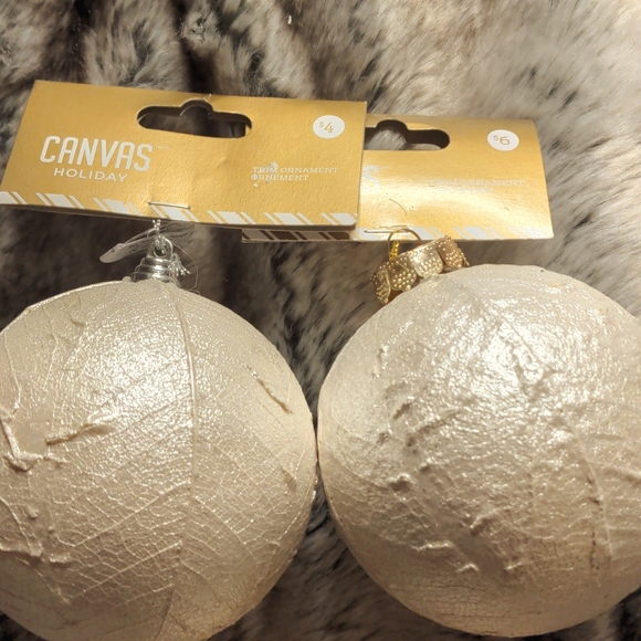 🎄 3 Lg. Champagne Colour Xmas Ball Ornaments - Picture 2 of 4